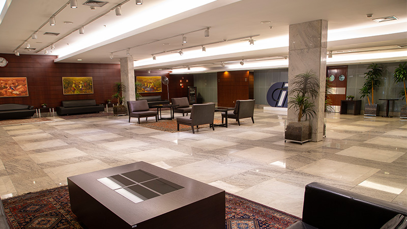 Foto do Foyer (Salão de Eventos), mostrando o amplo espaço disponível