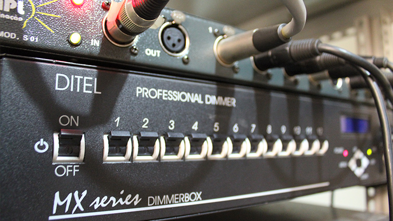 Foto de um equipamento de dimmer profissional da marca DITEL
