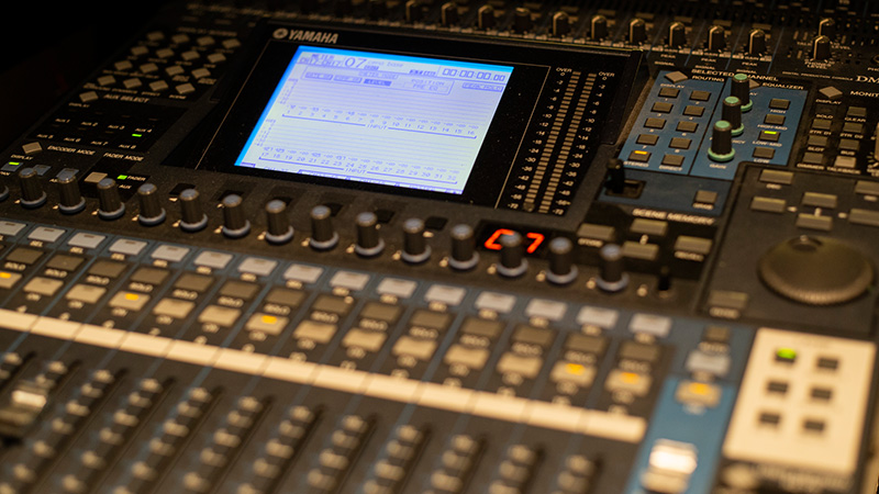 Equipamento de áudio com diversos botões e tela LCD da marca Yamaha