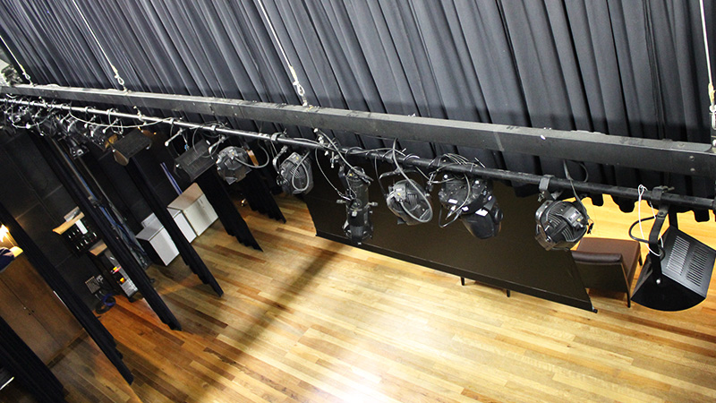 Foto tirada de cima do palco, mostrando os equipamentos de iluminação do Teatro CIEE