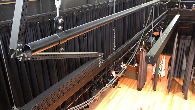 Foto tirada por cima do palco do Teatro CIEE, onde é exibido o cabeamento embutido em varas elétricas retráteis
