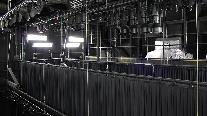 Foto tirada por cima do palco do Teatro CIEE, onde é mostrado as vestimentas cênicas