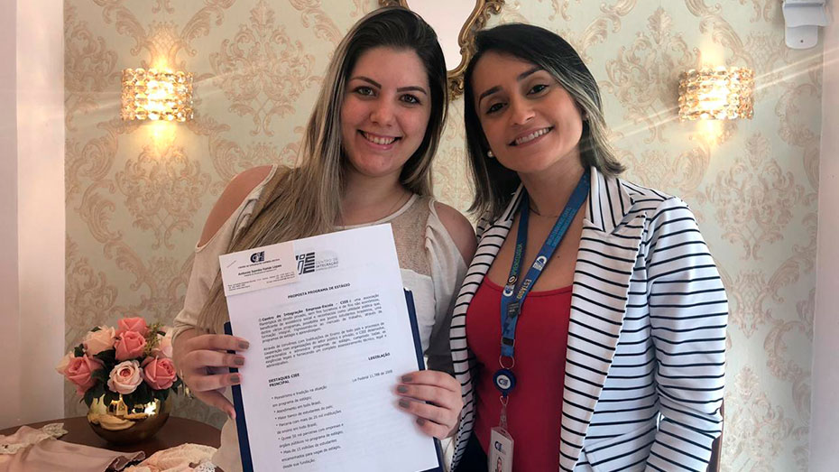 Estagiária Viviane Lira Monte e a Consultora Samila Lopes