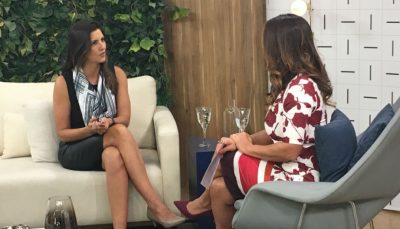 Sentada em um sofá, Fabiola conversa com apresentadora do programa, que está sentada em poltrona em sua diagonal