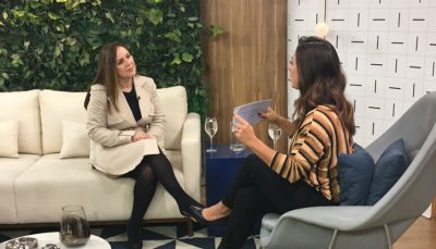 Ana Martins, conversar com Claudia, apresentado do programa. Ana está sentada em um sofá e Claudia em uma poltrona a sua frente