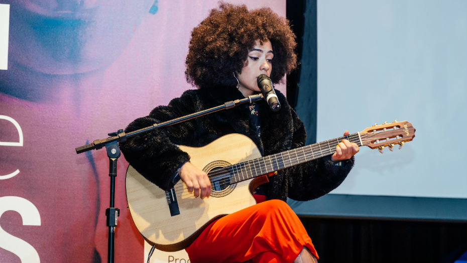 Bruna Black subiu ao palco para tocar duas músicas autorais