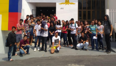 Jovens posam para foto em frente ao Espaço de Cidadania, em Manaus
