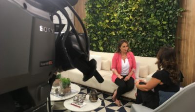 Em primeiro plano uma câmera grava a conversa de Edvania com Claudia no estúdio do program Vida Melhor