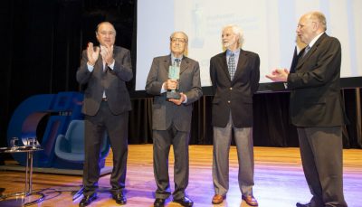Paulo Nathanael no palco do Teatro CIEE, recebendo o troféu da 23° edição do Prêmio Professor Emérito