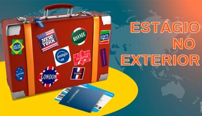 Uma mala de viagem retangular cheia de adesivos com nomes de países e um logo do CIEE está à esquerda da imagem. E no lado direito, estão as palavras "Estágio no exterior".