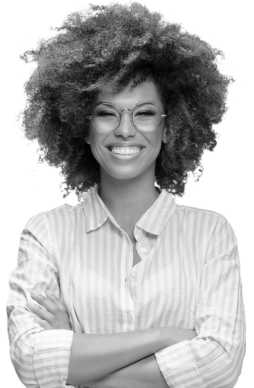 Mulher preta de cabelo black power e óculos sorrindo