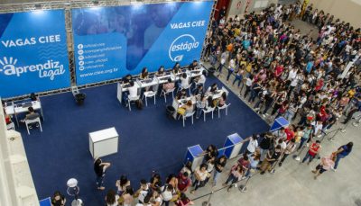 Jovens fazem fila para vagas de estágio e aprendizagem na EXPO CIEE Ceará