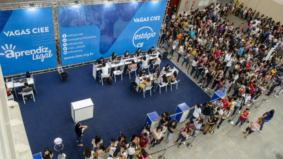 Jovens fazem fila para vagas de estágio e aprendizagem na EXPO CIEE Ceará