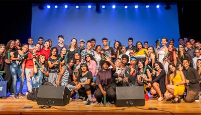 Turma de jovens no palco do Teatro CIEE celebram conclusão das Oficinas de Cri@tividades