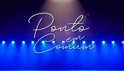 Na imagem se vê luzes azul de um palco e no centro está escrito "Ponto em Comum"