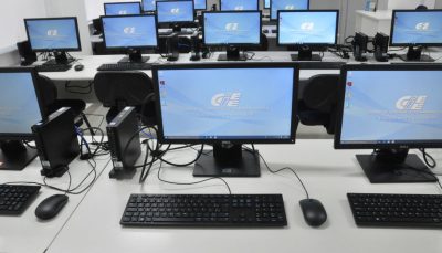 Computadores disponibilizados pelo CIEE no Espaço de Cidadania, no Centro de São Paulo