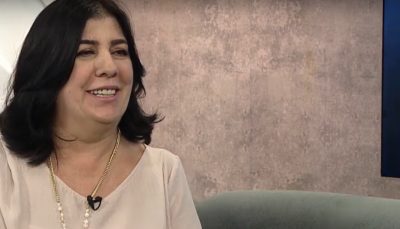 Maria Nilce, superintendente Executiva Voluntária do CIEE, sorrindo em estúdio do programa Vida Melhor
