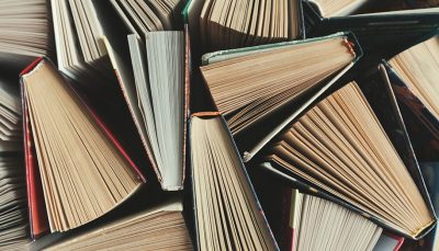 Composição de livros abertos