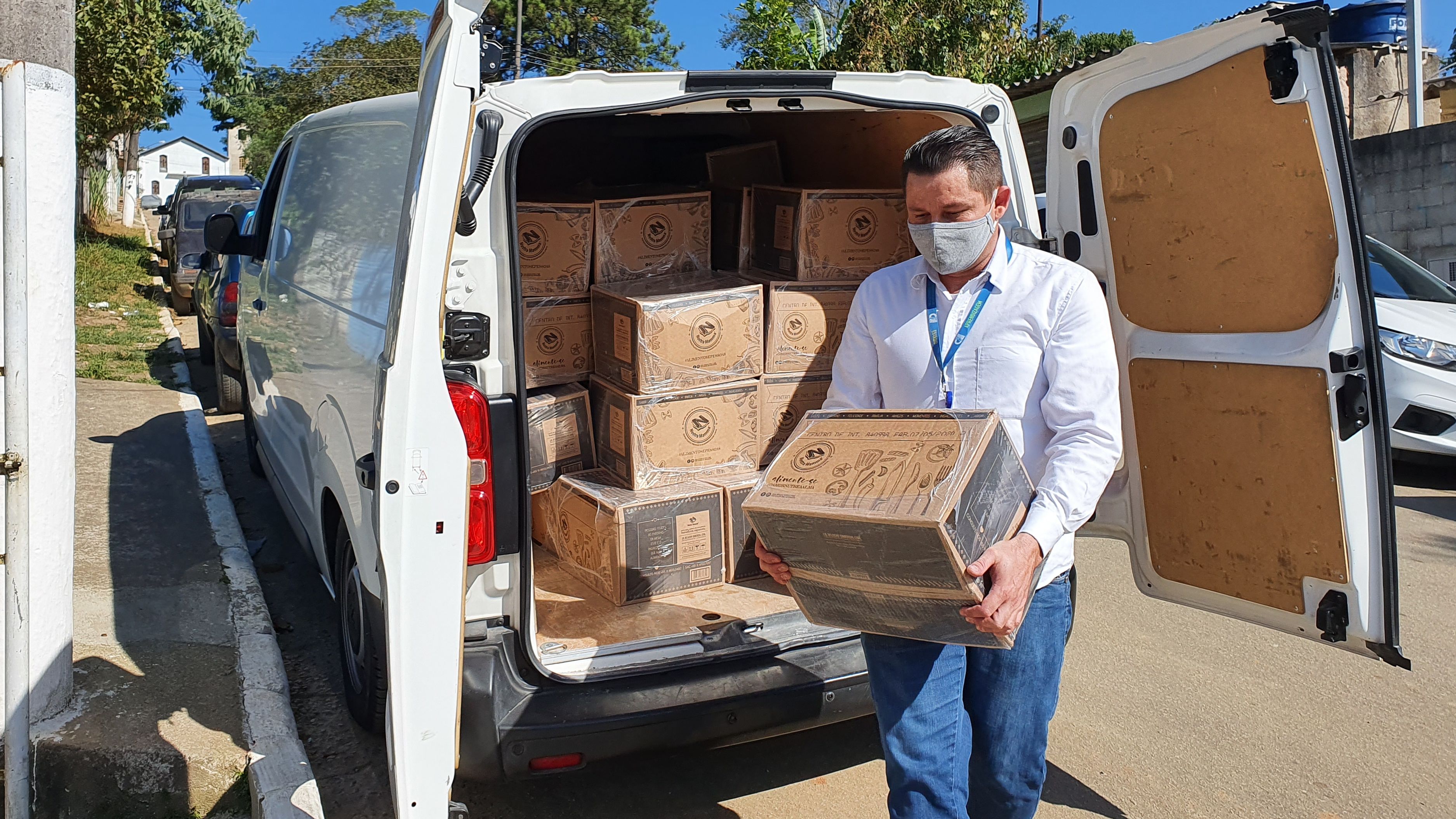 Colaborador do CIEE fazendo entrega de cestas básicas