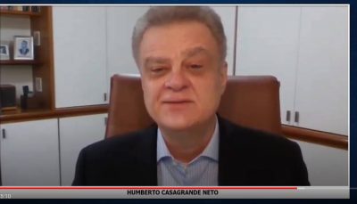 Vemos Humberto Casagrande, em escritório, com armários brancos no fundo, participando virtualmente do Congresso Mega Brasil