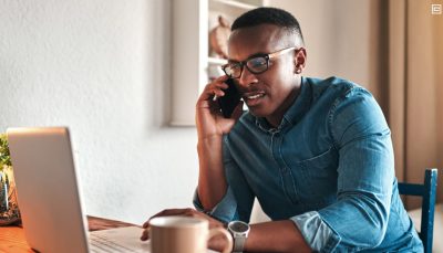 Jovem negro em frente ao computador