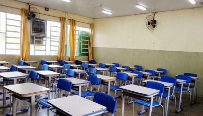 Sala de aula com carteiras azuis e brancas