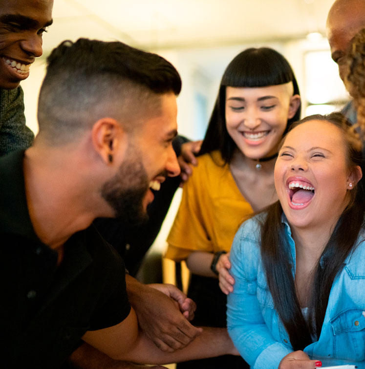 #PraCegoVer #ParaTodosVerem #DescriçãoDaImagem: Reunião de pessoas num ambiente de trabalho, três homens e duas mulheres sorrindo. Fim da descrição.
