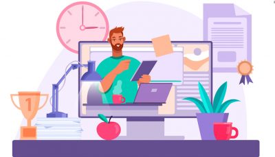 Arte digital reproduz um rapaz, com cabelo castanhos e um caderno em mãos estudando em seu notebook. O seu desenho está dentro de um desktop centralizado na imagem. Nas pontas vemos um troféi, uma luminária, e um relógio de parede. Na outra ponta da imagem está um caso de planta, uma xícara vermelha e acima um certificado na parede