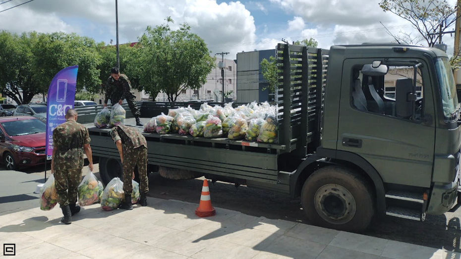 soldados descarregando cestas básicas de caminhão