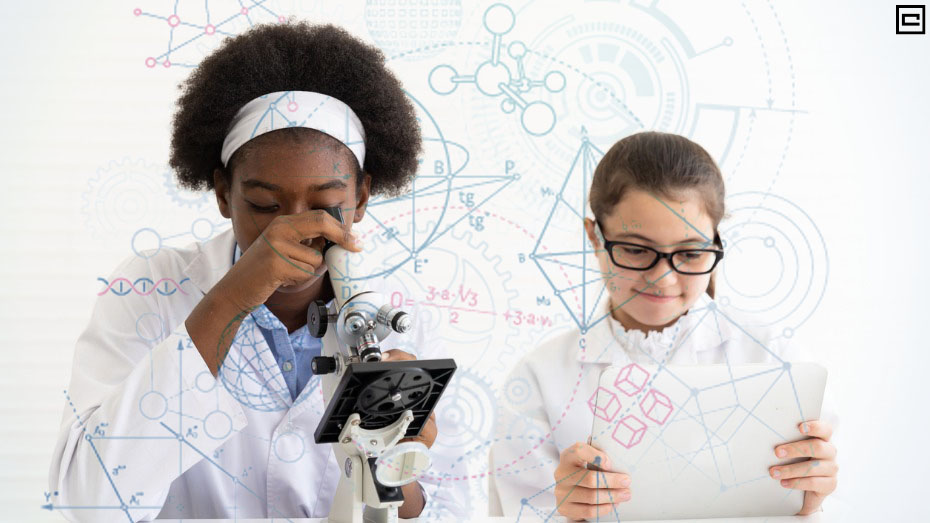 Duas meninas vestidas como cientistas e olhando por um microscópio