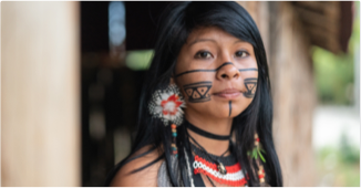 Foto de mulher indígena com o rosto pintado