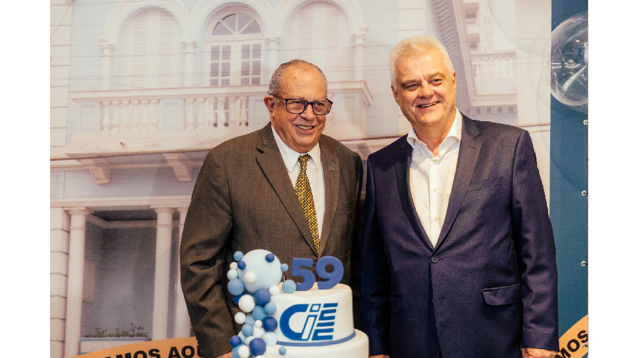 José augusto minarelli e Humberto Casagrande posam para foto com o bolo comemorativo dos 59 anos