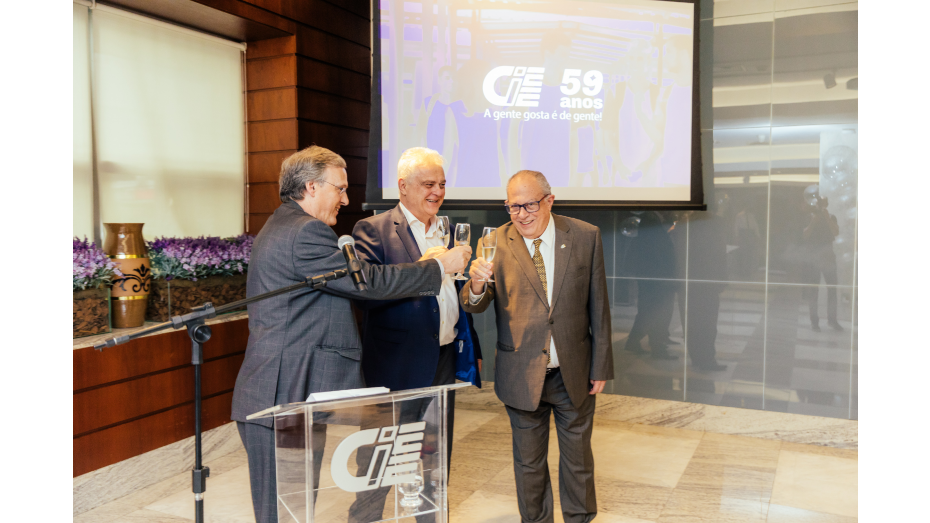 Ricardo Melantonio, Humberto Casagrande e José Augusto Minarelli brindam ao aniversário do CIEE